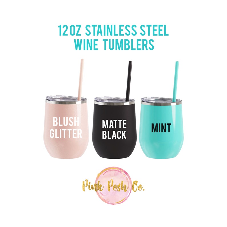 Puede incluir: Tres vasos de vino de acero inoxidable de 350 ml con pajitas. Los vasos son de color rosa con purpurina, negro mate y menta. El texto "Blush Glitter", "Matte Black" y "Mint" est&aacute; impreso en cada vaso. El texto "Pink Posh Co." est&aacute; impreso debajo de los vasos.