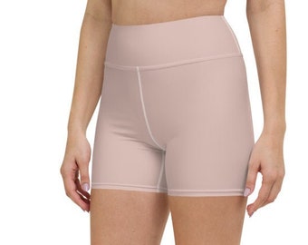 Op de afbeelding: Een paar high-waisted sport shorts in een licht roze kleur. De shorts hebben een brede tailleband en een gladde, rekbare stof.