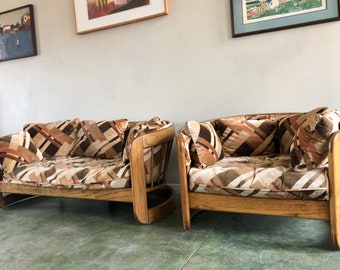 1980s Howard Furniture Oak Spindle Back Loveseat, Chair & Side Table  / 5500 Group / Country Modern / Barrel Shape Spindle Back / Mid Centur