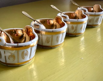 Cuatro bodegas de sal francesas vintage con cucharas / Entretenimiento / Gran decoración milenaria / Sal y pimienta / Comedor / Cocina francesa / Condimento