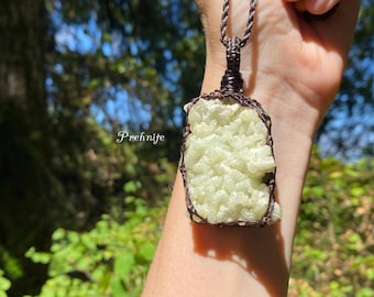 Ruwe prehniet macramé-hangerketting, handgeknoopte stenen sieraden