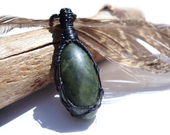 Halskette mit Anhänger aus Nephrit-Jade: Loslassen, Trauerbewältigung, Makramee-Schmuck