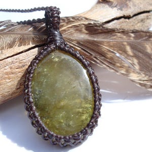 Collana in macramè di granato verde: pendente in pietra preziosa grossularia