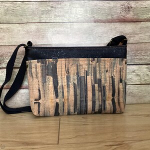 Bolso bandolera de corcho, rayas negras