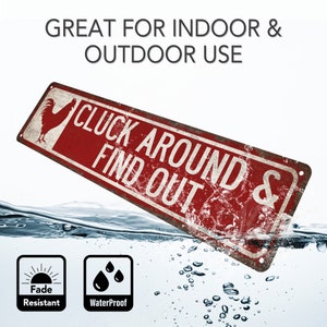 K&ouml;nnte beinhalten: Rotes Metallschild mit einem Hahn und dem Text "CLUCK AROUND & FIND OUT". Das Schild ist teilweise im Wasser versunken und hat einen verblassten, abgenutzten Look. Das Schild ist farbecht und wasserdicht.