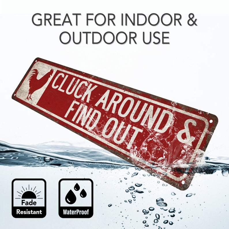 K&ouml;nnte beinhalten: Rotes Metallschild mit einem Hahn und dem Text "CLUCK AROUND & FIND OUT". Das Schild ist teilweise im Wasser versunken und hat einen verblassten, abgenutzten Look. Das Schild ist farbecht und wasserdicht.