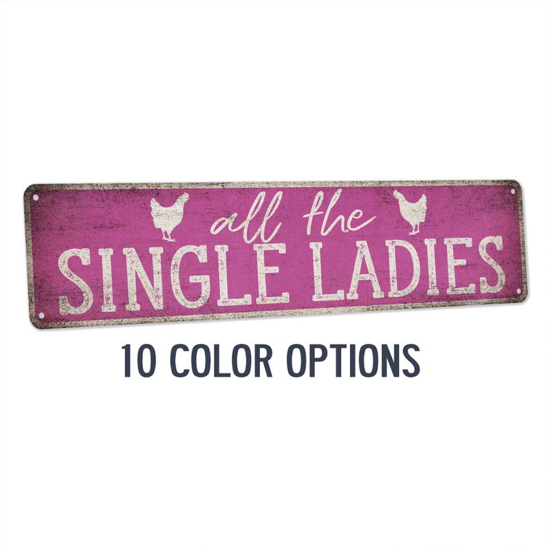 Pu&ograve; includere: Un cartello in metallo rosa con un aspetto usurato che presenta due sagome di pollo bianche e il testo "all the SINGLE LADIES". Il cartello include anche il testo "10 COLOR OPTIONS".