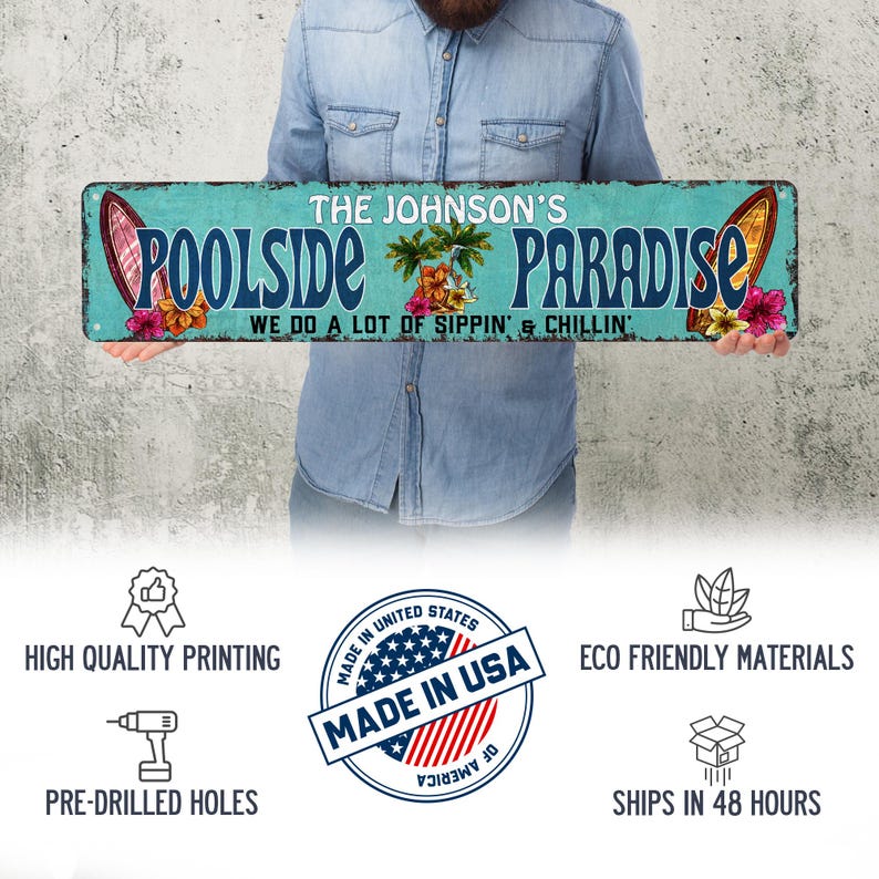 Pode incluir: Uma placa de metal azul turquesa com o texto "THE JOHNSON'S POOLSIDE PARADISE WE DO A LOT OF SIPPIN' & CHILLIN'" em branco. A placa apresenta um design tropical com palmeiras, flores e pranchas de surf.