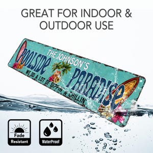 Pode incluir: Uma placa de metal turquesa e branca com o texto "The Johnson's Poolside Paradise We do a lot of sippin' & chillin'" e um gr&aacute;fico de prancha de surf. A placa &eacute; resistente ao desbotamento e &agrave; &aacute;gua.