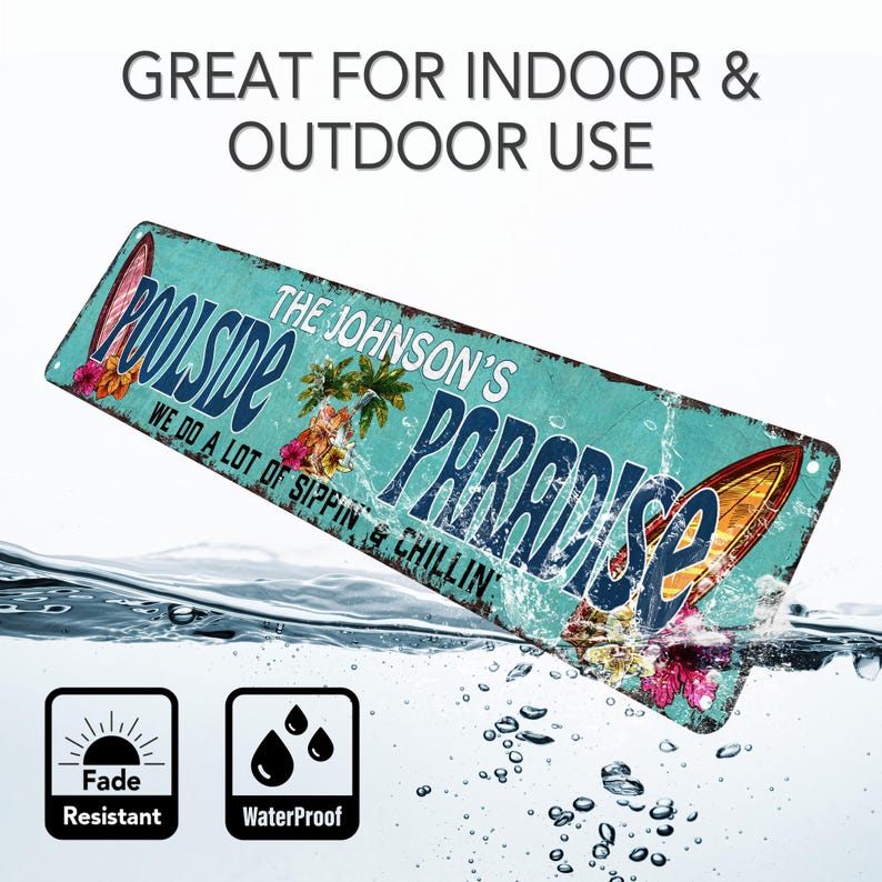 Pode incluir: Uma placa de metal turquesa e branca com o texto "The Johnson's Poolside Paradise We do a lot of sippin' & chillin'" e um gr&aacute;fico de prancha de surf. A placa &eacute; resistente ao desbotamento e &agrave; &aacute;gua.