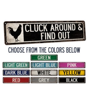 K&ouml;nnte beinhalten: Ein rustikales Metallschild mit einer Hahnensilhouette und dem Text "CLUCK AROUND & FIND OUT". Das Schild ist in verschiedenen Farben erh&auml;ltlich, darunter Gr&uuml;n, Hellgr&uuml;n, Hellblau, Pink, Dunkelblau, Wei&szlig;, Gelb, Rot, Grau und Schwarz.