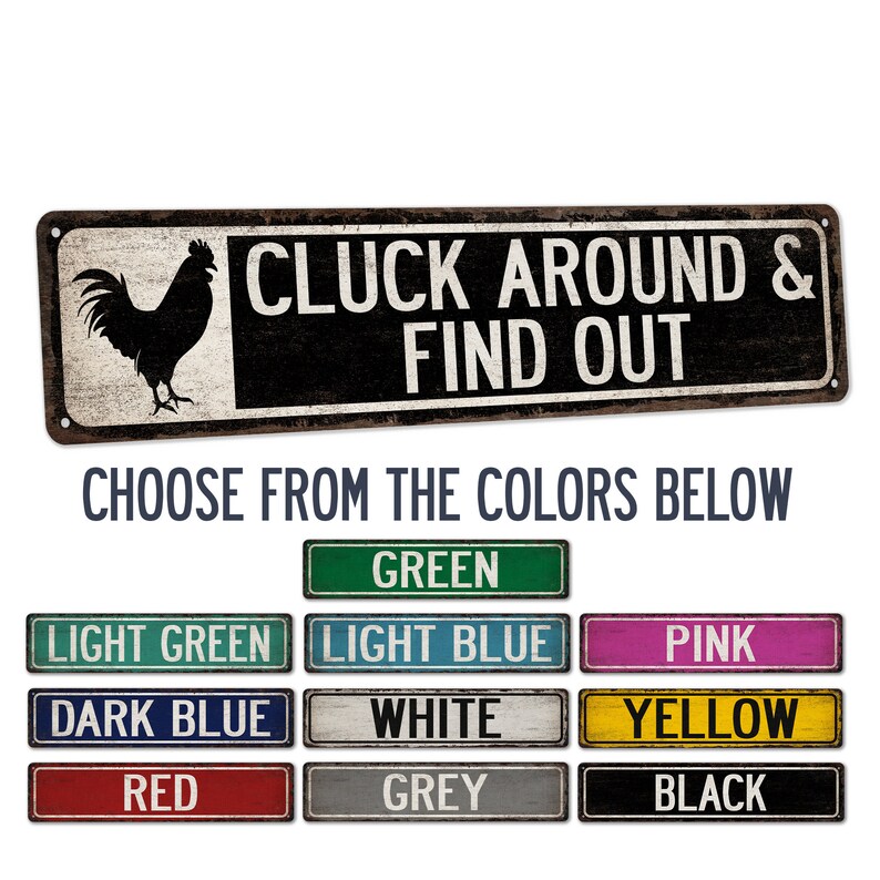 K&ouml;nnte beinhalten: Ein rustikales Metallschild mit einer Hahnensilhouette und dem Text "CLUCK AROUND & FIND OUT". Das Schild ist in verschiedenen Farben erh&auml;ltlich, darunter Gr&uuml;n, Hellgr&uuml;n, Hellblau, Pink, Dunkelblau, Wei&szlig;, Gelb, Rot, Grau und Schwarz.