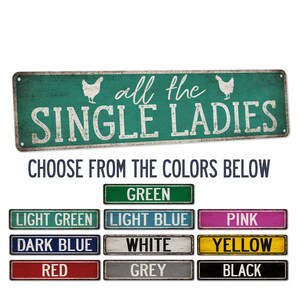 Pu&ograve; includere: Un cartello in metallo rustico con il testo "all the SINGLE LADIES" e due silhouette di galline. Il cartello &egrave; disponibile in una variet&agrave; di colori, tra cui verde, verde chiaro, blu chiaro, rosa, blu scuro, bianco, giallo, rosso, grigio e nero.