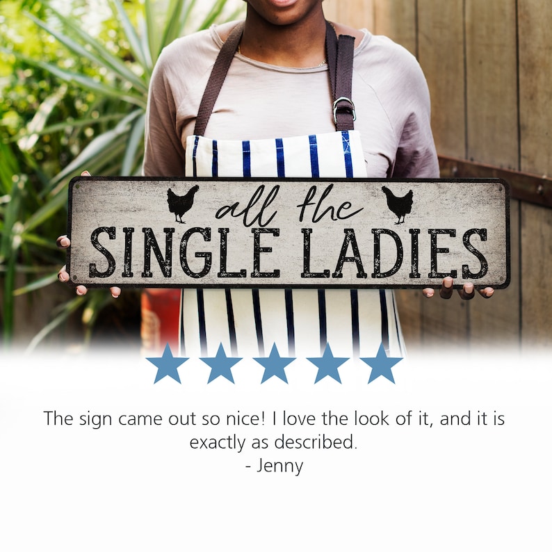 Pu&ograve; includere: Un cartello in legno rustico con una finitura di vernice bianca invecchiata. Il cartello presenta il testo "all the SINGLE LADIES" con due silhouette di galline nere su entrambi i lati del testo.