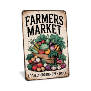 Könnte beinhalten: Rechteckiges Metallschild mit den Worten "FARMERS MARKET" in fetten schwarzen Buchstaben. Das Schild zeigt eine farbenfrohe Illustration von frischem Gemüse, darunter Tomaten, Mais und Blattgemüse. Der Text "LOCALLY GROWN • OPEN DAILY" steht unten.
