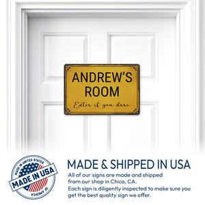 Może przedstawiać: Prostokątny, ż&oacute;łty znak z napisem "ANDREW'S ROOM" w kolorze czarnym, nad słowami "Enter if you dare." Znak jest zamontowany na białych drzwiach. Znak ma ozdobne narożniki.