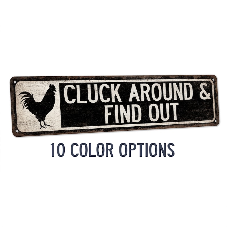 K&ouml;nnte beinhalten: Ein schwarz-wei&szlig;es Metallschild mit einer Hahnensilhouette und dem Text "CLUCK AROUND & FIND OUT". Das Schild hat einen abgenutzten, Vintage-Look. 10 FARBOPTIONEN sind unter dem Schild gedruckt.