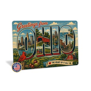 Puede incluir: Un letrero metálico rectangular con un diseño de postal vintage. El letrero dice "Greetings from OHIO" con varios monumentos de Ohio ilustrados dentro de las letras. Un cardenal rojo se sienta en una valla de madera. El letrero incluye un emblema "Made in USA".