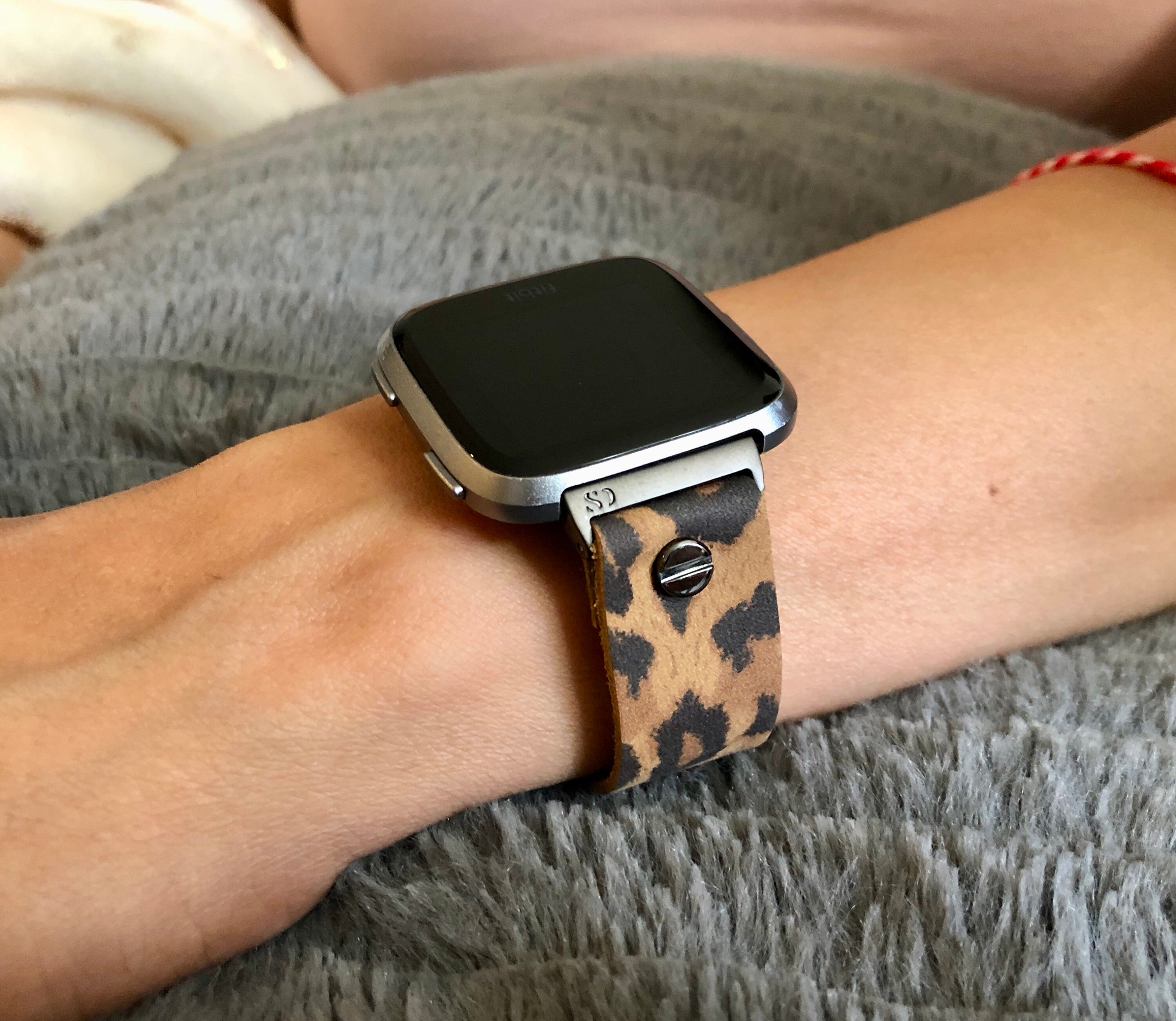fitbit versa leopard band
