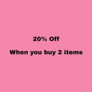 Puede incluir: Fondo rosa con texto negro que dice "20% de descuento Cuando compras 2 art&iacute;culos".