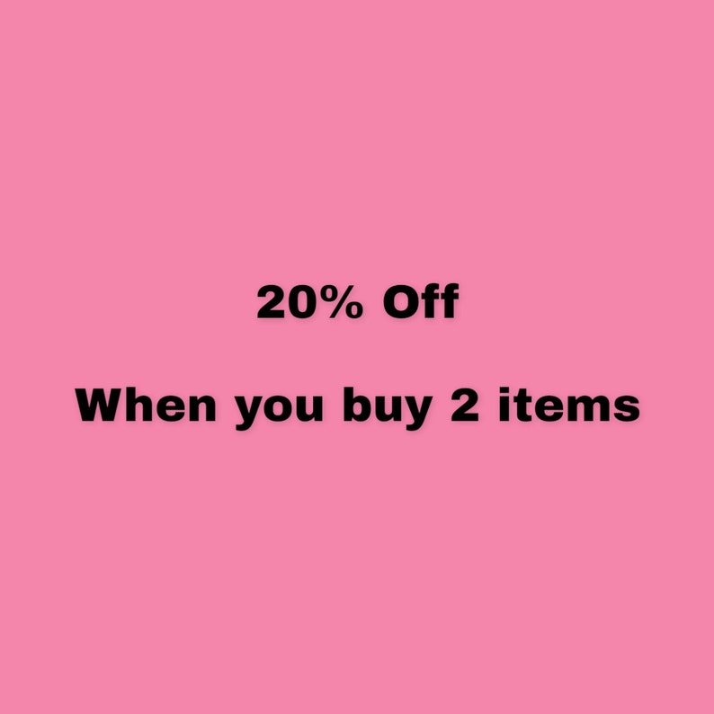 Puede incluir: Fondo rosa con texto negro que dice "20% de descuento Cuando compras 2 art&iacute;culos".