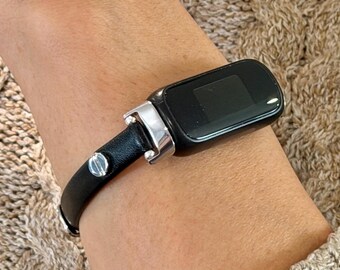 Smukły, czarny skórzany pasek Fitbit Luxe ze srebrnymi akcentami dla kobiet
