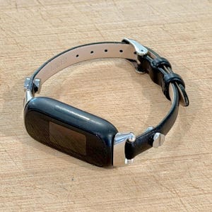 Cinturino sottile in pelle nera per Fitbit Luxe e Inspire 3, cinturino con dettagli argentati, bracciale da donna