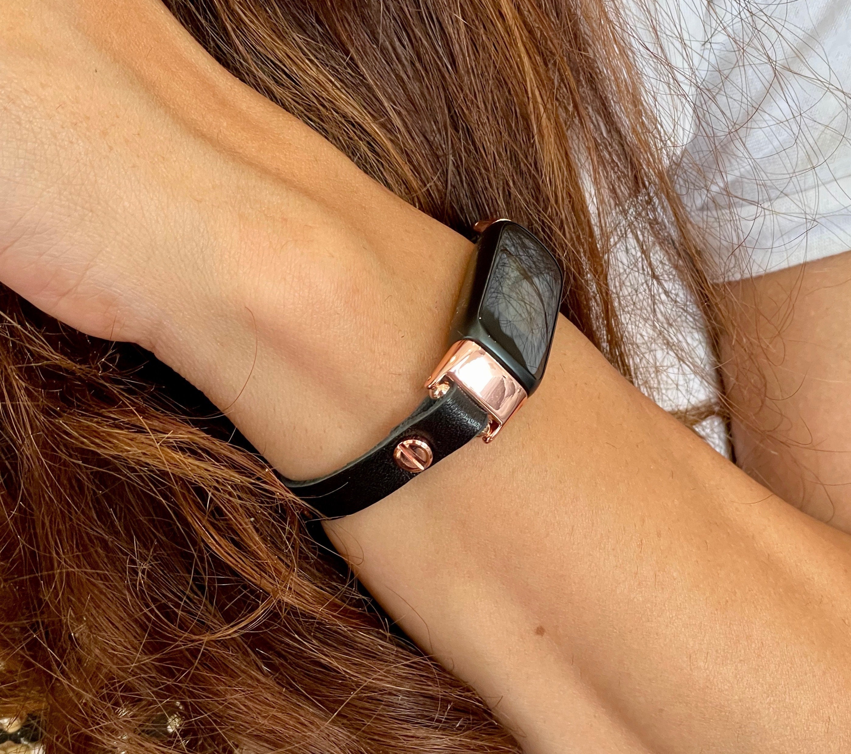 Bracelet en cuir noir chic Fitbit Luxe Band en or rose, bracelet
