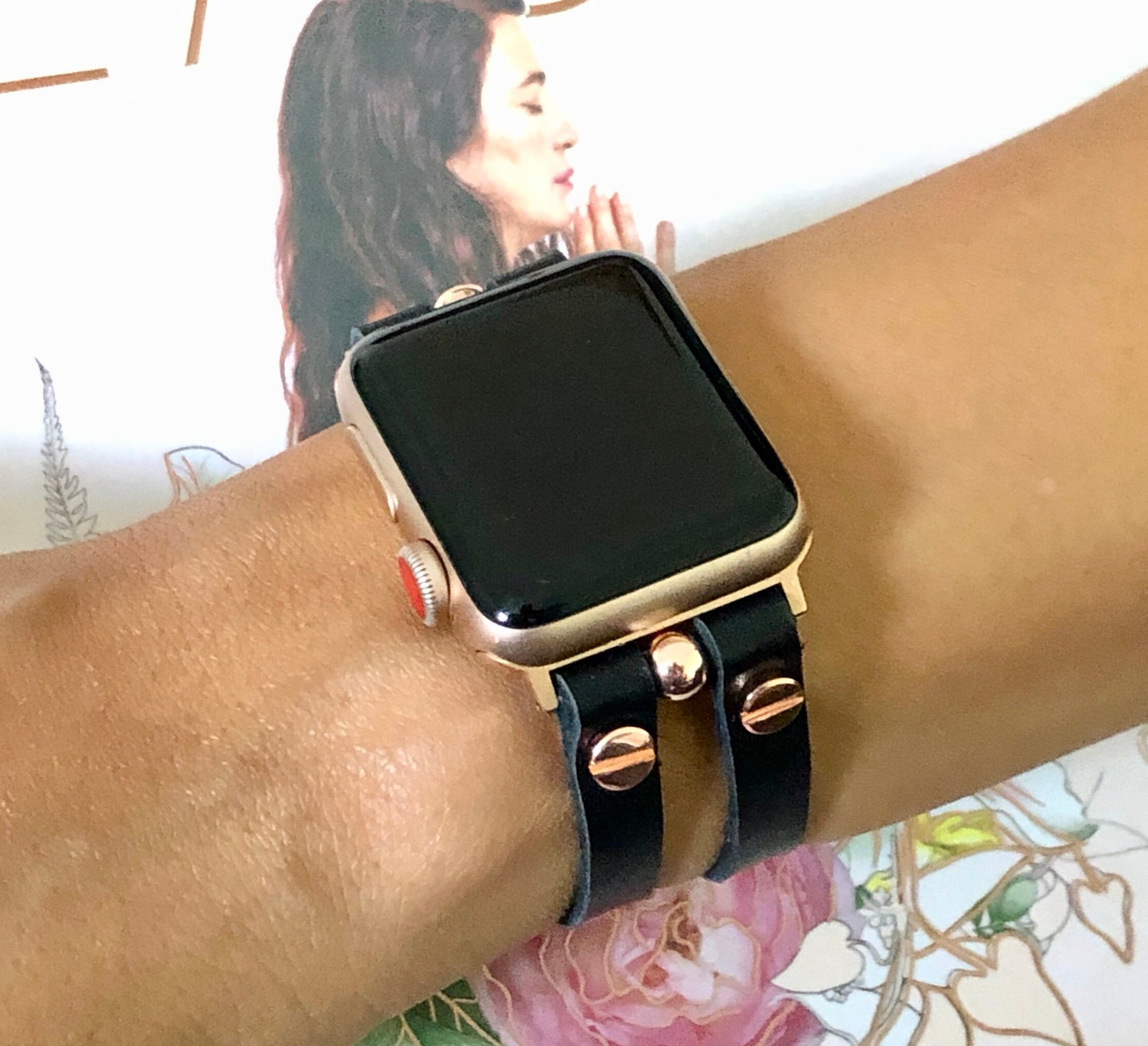 rose gold apple watch with black strap