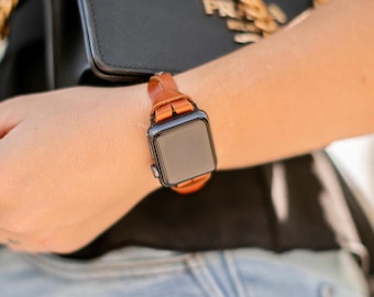 Correa de cuero marrón claro para Apple Watch, brazalete delgado con detalles en negro, correa de estilo minimalista.