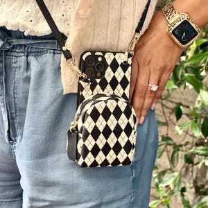 Funda cruzada para iPhone 16, 15, 14, 13 y 12 Pro Plus Max: funda personalizada con correa para el hombro y cartera con estampado de diamantes en blanco y negro.