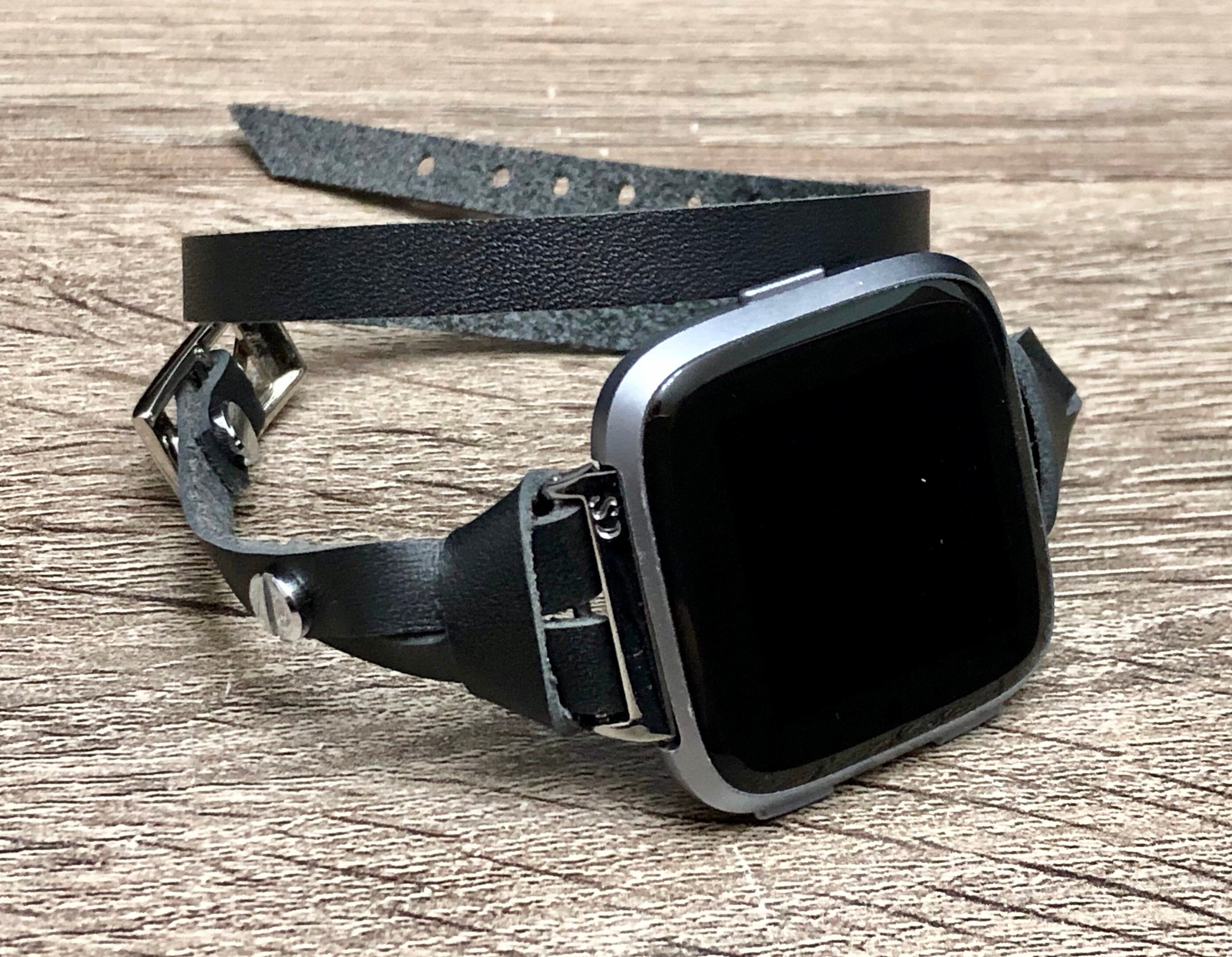 fitbit versa silver with black band