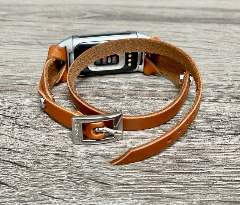 Correa de cuero marrón para Fitbit Charge 6: correa fina de doble vuelta, pulsera con detalles plateados imagen 3