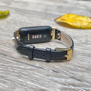 Pulsera fina de cuero negro para Fitbit Inspire 3, con detalles dorados, para mujer. Pulsera de cuero suave para Fitbit Inspire 3.