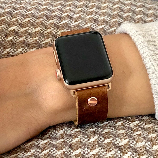 Pulseira para Apple Watch em couro granulado marrom: detalhes em ouro rosa, tamanho ajustável.