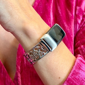 Silverfärgat Fitbit Charge 6-armband med hjärtformad medaljong