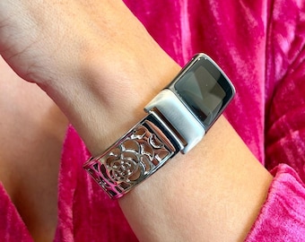 Pulsera plateada con medallón de corazón para Fitbit Charge 6