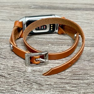 Correa de cuero marrón para Fitbit Charge 6: correa fina de doble vuelta, pulsera con detalles plateados imagen 7