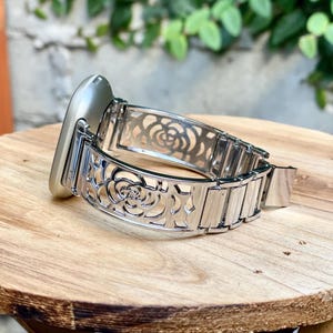 Silber Floral Fitbit Versa 4 Band: Verstellbares Smartwatch-Armband aus Metall