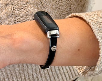Czarny skórzany pasek Fitbit Luxe: smukły srebrny pasek z akcentami, damska bransoletka