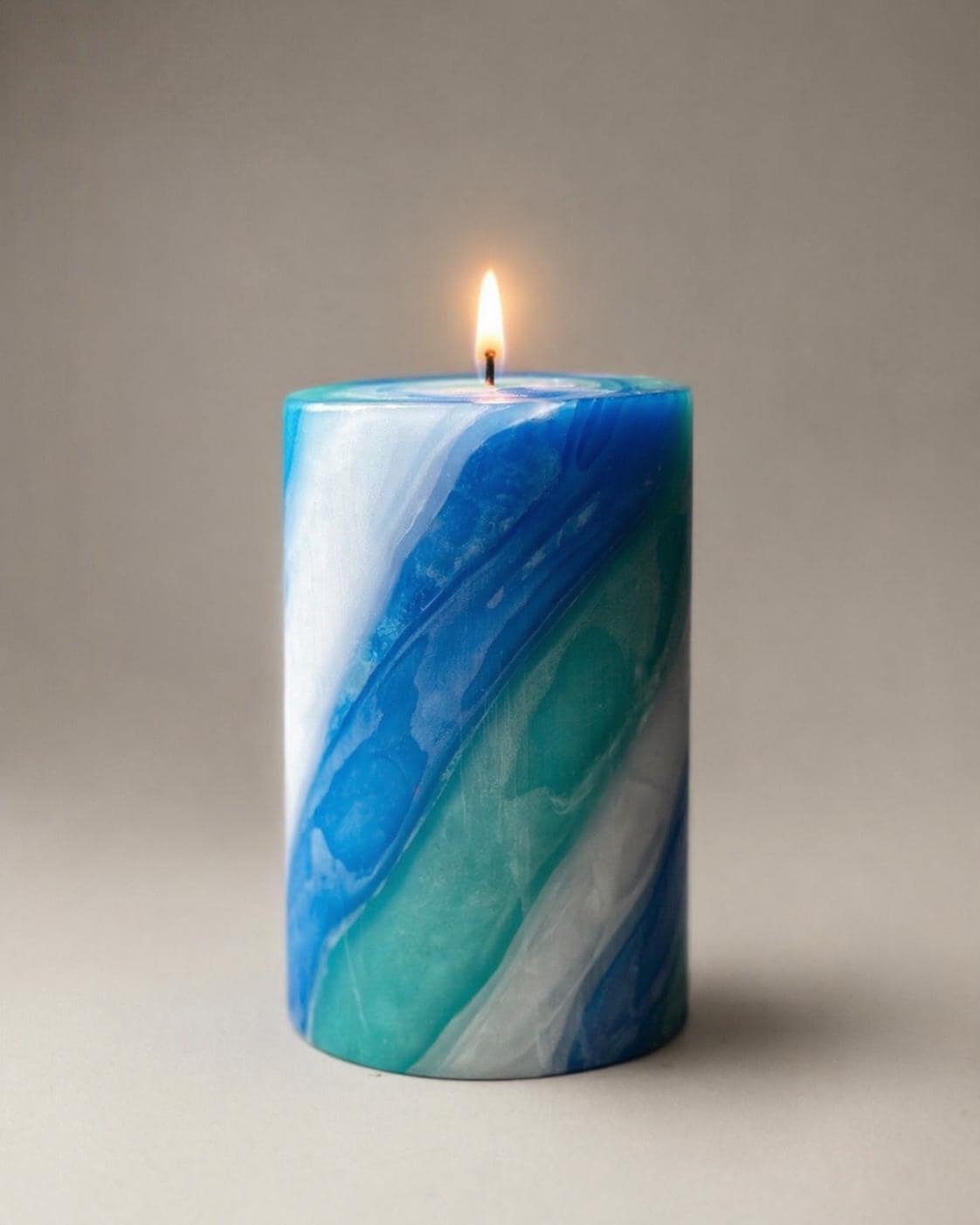 Handgemachte gedrehte Stumpenkerze | Blau Türkis Swirl, 80 Stunden Brennen