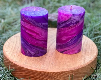 Lila Swirl Stumpenkerze, handgedreht, künstlerische Kerzen, dekorative Kerzen, einzigartiges Wohndekor, violettes Dekor.