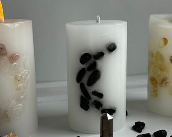 Kaars met obsidiaan, kristallen stompkaars, magische kaars, manifestatie, intentie, ritueel energiegeschenk, amuletkaars, altaarkaars.