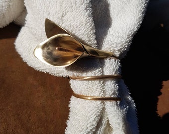 Bronze calla lily napkin ring, wife or husband present, 8th wedding anniversary, alternative wedding, metal flower, bronze table decor