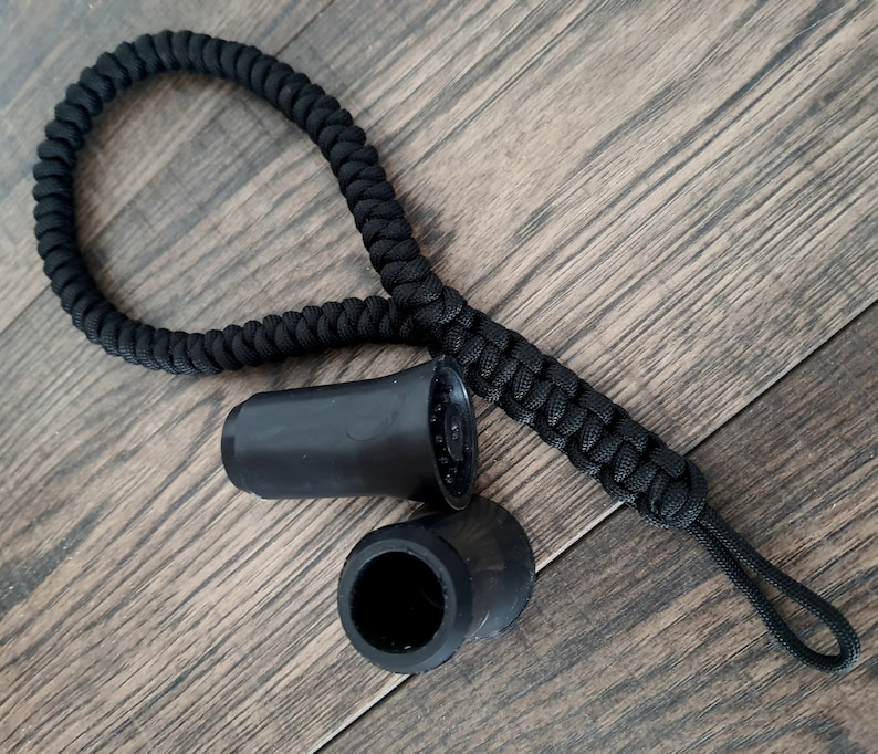 Pu&ograve; includere: Due punte per bastone da passeggio in gomma nera e un cinturino in paracord nero.
