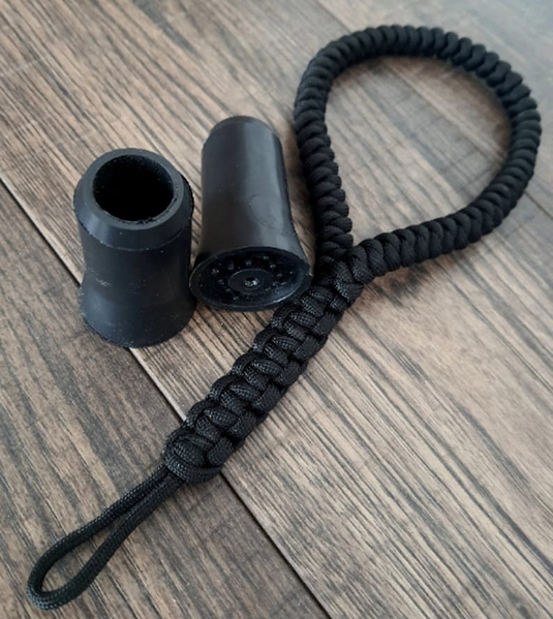 Pu&ograve; includere: Due punte per bastone da passeggio in gomma nera e un cinturino da polso in paracord nero.