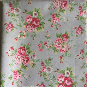 TESSUTO Cath Kidston Spray Flowers on Blue Tessuto di medio peso, 100% cotone, misure assortite