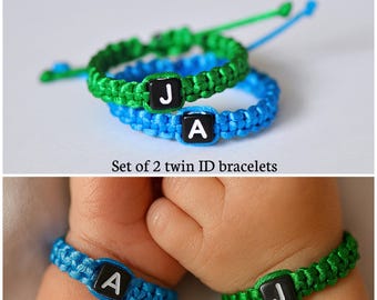 Tvilling-ID-armband, armband för babyinitialer, set med 2 armband för nyfödda, minnessak till nyfödd, babyshowerpresent, identiska tvillingar, fotlänkar för tvillingar