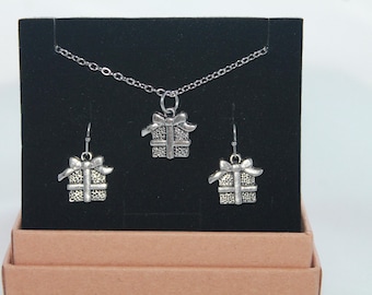 Present Necklace Set