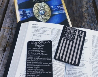 Oración del oficial de policía grabada en una tarjeta de billetera de metal.